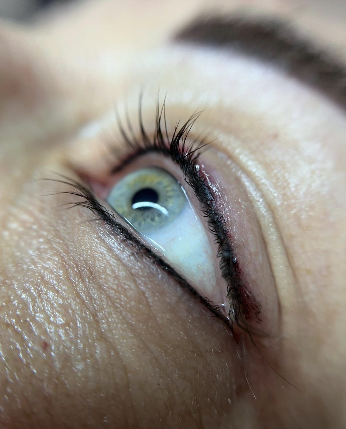 Primo piano di un occhio con eyeliner semipermanente, a occhio chiuso